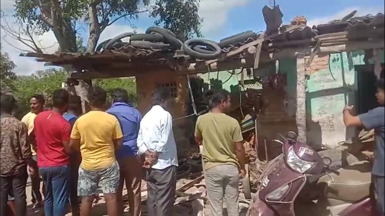 ஒரே நிமிடத்தில் தரைமட்டமான மாற்றுத் திறனாளியின் பஞ்சர் கடை; கம்பிரசர் வெடித்து 4 பேர் படுகாயம்