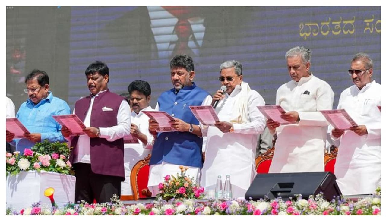 ഭരണഘടനയുടെ ആമുഖം വായിച്ച് സിദ്ധരാമയ്യയും ഡികെയും; വൻപരിപാടി സംഘടിപ്പിച്ച് കർണാടക സർക്കാർ, പങ്കെടുത്തത് കോടികൾ! ഭരണഘടനയുടെ ആമുഖം വായിച്ച് സിദ്ധരാമയ്യയും ഡികെയും; വൻപരിപാടി സംഘടിപ്പിച്ച് കർണാടക സർക്കാർ, പങ്കെടുത്തത് കോടികൾ!