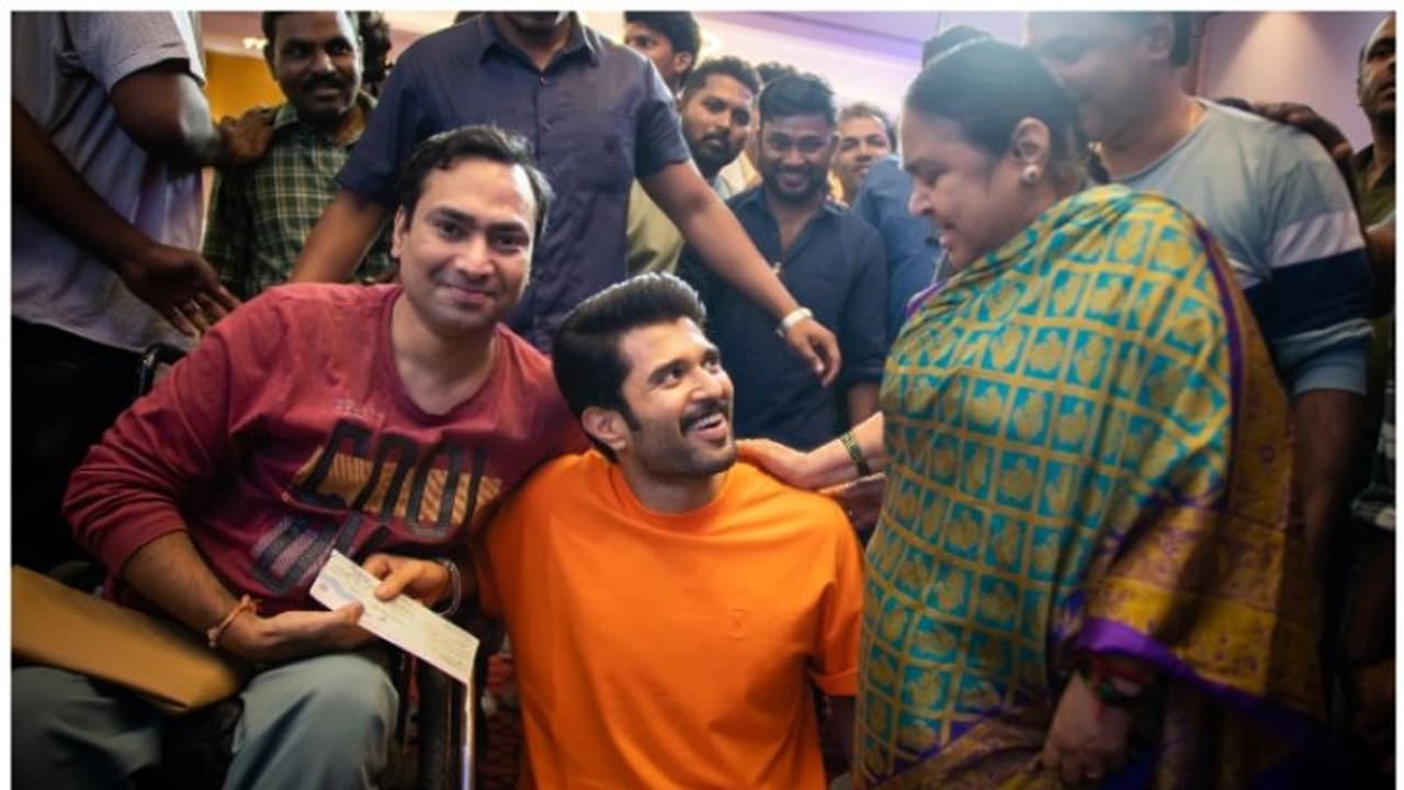  ‘ഖുഷി’ ഹിറ്റ്; 100 കുടുംബങ്ങള്‍ക്ക് ഒരുലക്ഷം നല്‍കി വാക്കു പാലിച്ച് വിജയ് ദേവരകൊണ്ട