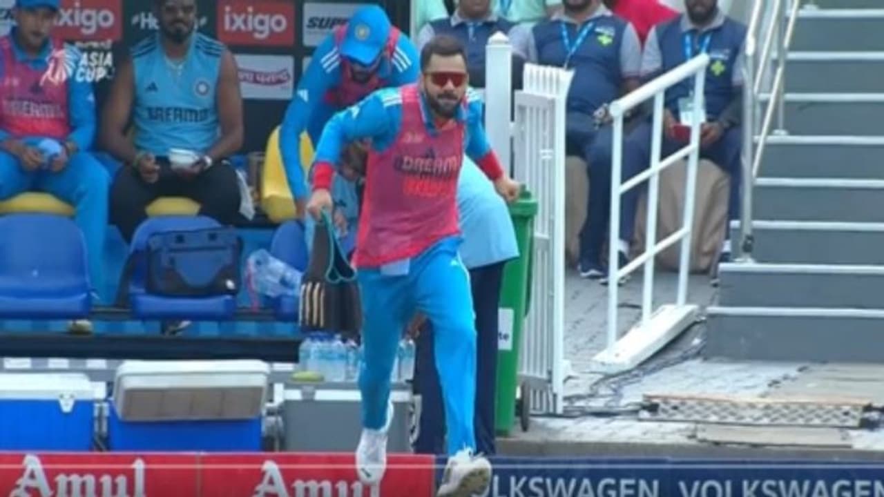 IND vs BAN போட்டியில் கையில் கூல்டிரிங்ஸ் எடுத்துக் கொண்டு வேடிக்கையாக ஓடி வந்த கோலி; வைரலாகும் வீடியோ! IND vs BAN போட்டியில் கையில் கூல்டிரிங்ஸ் எடுத்துக் கொண்டு வேடிக்கையாக ஓடி வந்த கோலி; வைரலாகும் வீடியோ!