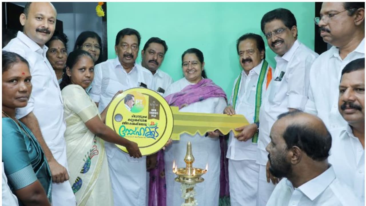 വീടില്ലാത്ത കുടുംബത്തിന് സ്നേഹക്കൂടൊരുക്കി പി ടി തോമസ് ഫൗണ്ടേഷന്‍; താക്കോല്‍ കൈമാറി രമേശ് ചെന്നിത്തല 