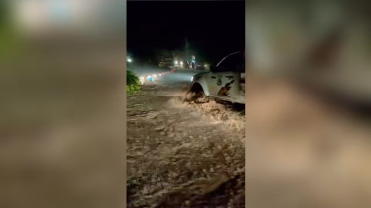 സൈലന്റ് വാലി വനമേഖലയിൽ കനത്ത മഴ: അട്ടപ്പാടി ചുരം റോഡിൽ ഗതാഗതക്കുരുക്ക് സൈലന്റ് വാലി വനമേഖലയിൽ കനത്ത മഴ: അട്ടപ്പാടി ചുരം റോഡിൽ ഗതാഗതക്കുരുക്ക്