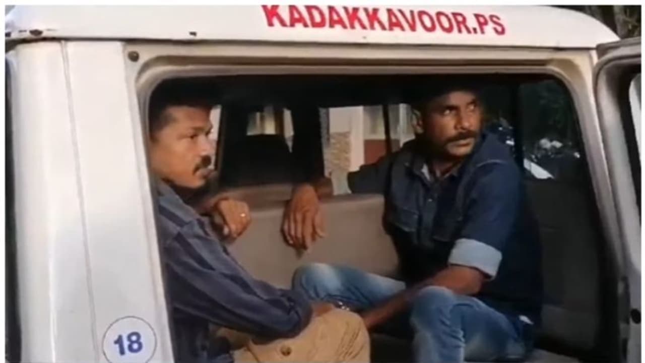 ഒരുമിച്ചിരുന്ന് മദ്യപിച്ച സംഘം കൂട്ടത്തിലൊരാളെ വെട്ടിക്കൊന്നു; സ്ത്രീകളെ ശല്യം ചെയ്തതിലെ വൈരാഗ്യമെന്ന് മൊഴി ഒരുമിച്ചിരുന്ന് മദ്യപിച്ച സംഘം കൂട്ടത്തിലൊരാളെ വെട്ടിക്കൊന്നു; സ്ത്രീകളെ ശല്യം ചെയ്തതിലെ വൈരാഗ്യമെന്ന് മൊഴി