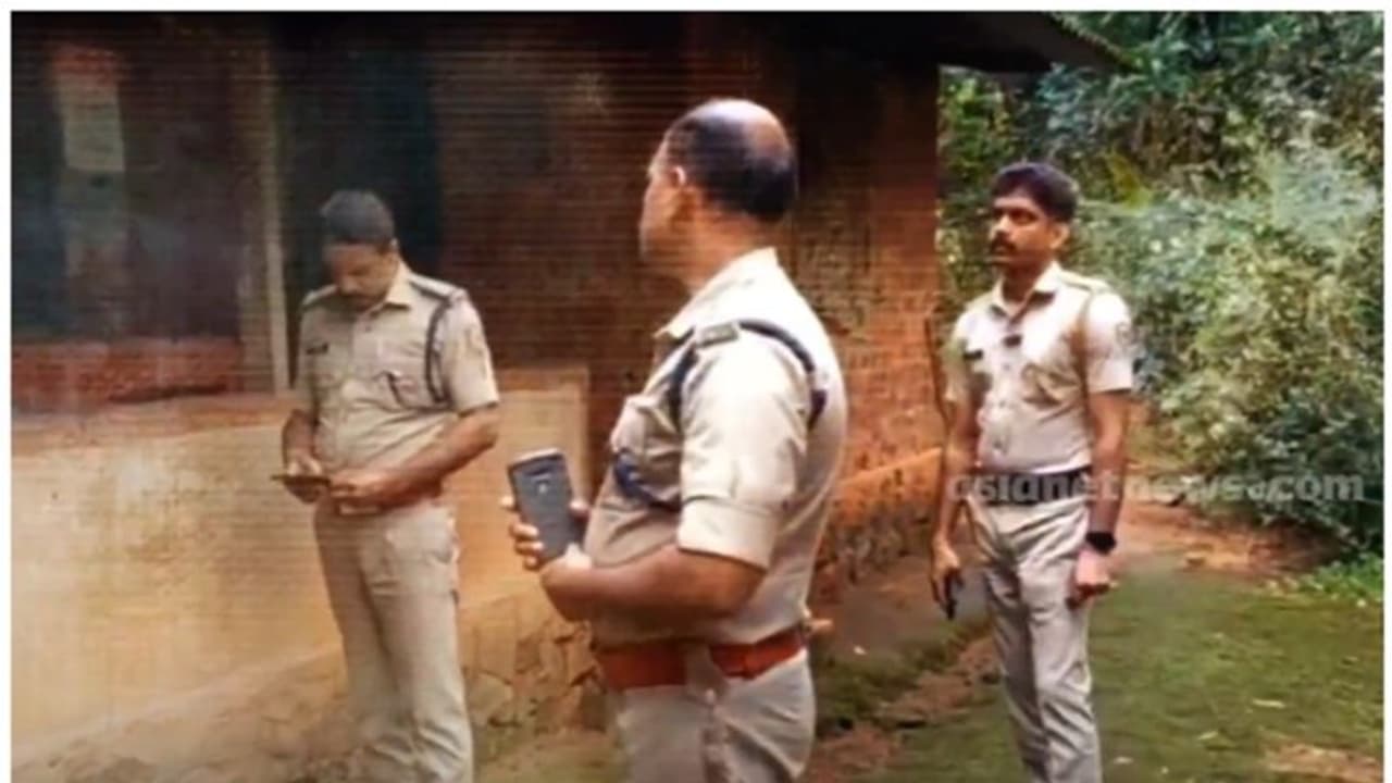 വീട്ടില് കയറി വയോധികയുടെ തലയ്ക്കടിച്ച് പരിക്കേല്പ്പിച്ച് സ്വര്ണമാല കവര്ന്നു വീട്ടില് കയറി വയോധികയുടെ തലയ്ക്കടിച്ച് പരിക്കേല്പ്പിച്ച് സ്വര്ണമാല കവര്ന്നു