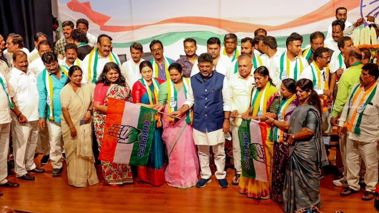 கர்நாடகாவில் ஓங்கும் காங்கிரஸ் கை! கட்சி தாவிய 15 தலைவர்கள்! அதிர்ச்சியில் பாஜக, ஜேடிஎஸ்! கர்நாடகாவில் ஓங்கும் காங்கிரஸ் கை! கட்சி தாவிய 15 தலைவர்கள்! அதிர்ச்சியில் பாஜக, ஜேடிஎஸ்!