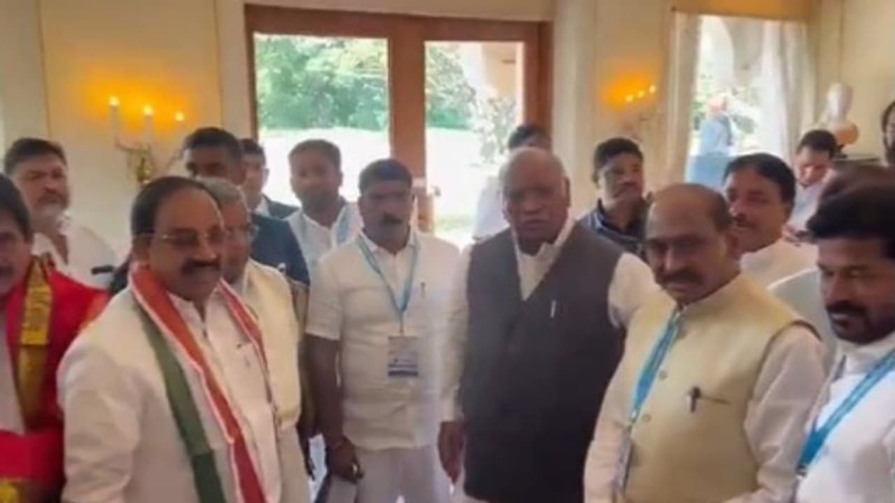 ఖర్గే సమక్షంలో కాంగ్రెస్లో చేరిన మాజీ మంత్రి తుమ్మల నాగేశ్వరరావు.. ఖర్గే సమక్షంలో కాంగ్రెస్లో చేరిన మాజీ మంత్రి తుమ్మల నాగేశ్వరరావు..