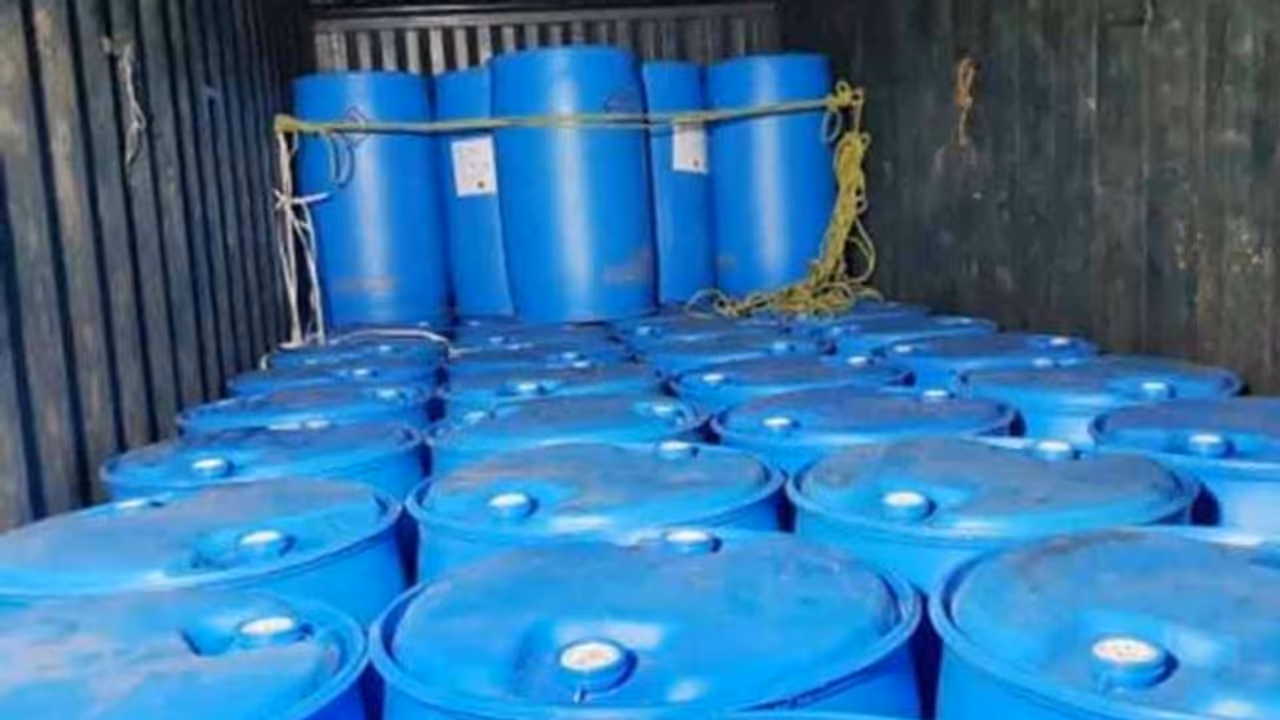 കണ്ണൂരിൽ വൻ സ്പിരിറ്റ് വേട്ട: ഏഴായിരം ലിറ്ററോളം പിടികൂടി കണ്ണൂരിൽ വൻ സ്പിരിറ്റ് വേട്ട: ഏഴായിരം ലിറ്ററോളം പിടികൂടി