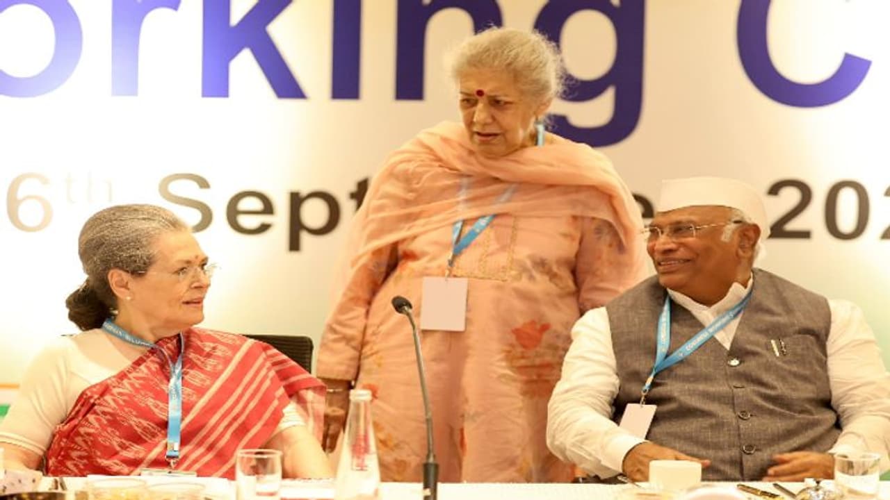 CWC Meeting: ద్రవ్యోల్బణం, నిరుద్యోగం, హింసను నియంత్రించడంలో మోదీ ప్రభుత్వం విఫలం.. ఖర్గే ఫైర్ CWC Meeting: ద్రవ్యోల్బణం, నిరుద్యోగం, హింసను నియంత్రించడంలో మోదీ ప్రభుత్వం విఫలం.. ఖర్గే ఫైర్