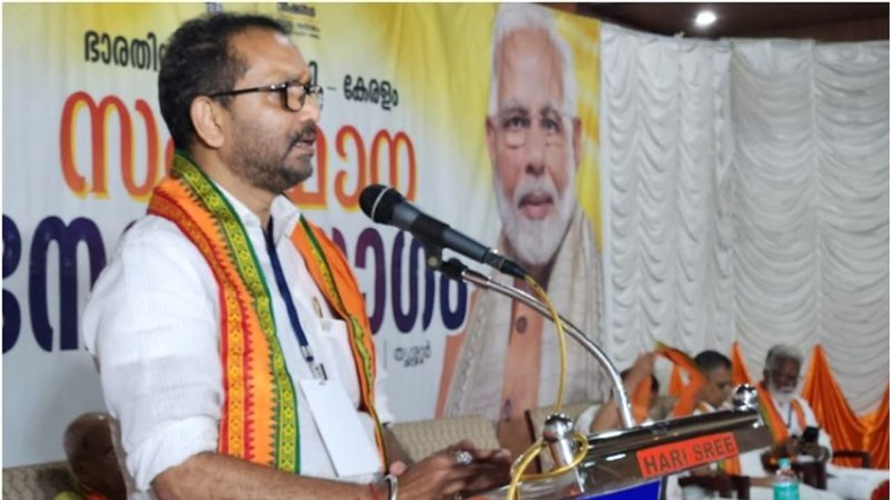 'കേരത്തിൽ മന്ത്രിസഭയെന്നൊന്നില്ല.എല്ലാം തീരുമാനിക്കുന്നത് പിണറായി വിജയനും മരുമകൻ മന്ത്രിയുമാണ്'കെ.സുരേന്ദ്രന് 'കേരത്തിൽ മന്ത്രിസഭയെന്നൊന്നില്ല.എല്ലാം തീരുമാനിക്കുന്നത് പിണറായി വിജയനും മരുമകൻ മന്ത്രിയുമാണ്'കെ.സുരേന്ദ്രന്