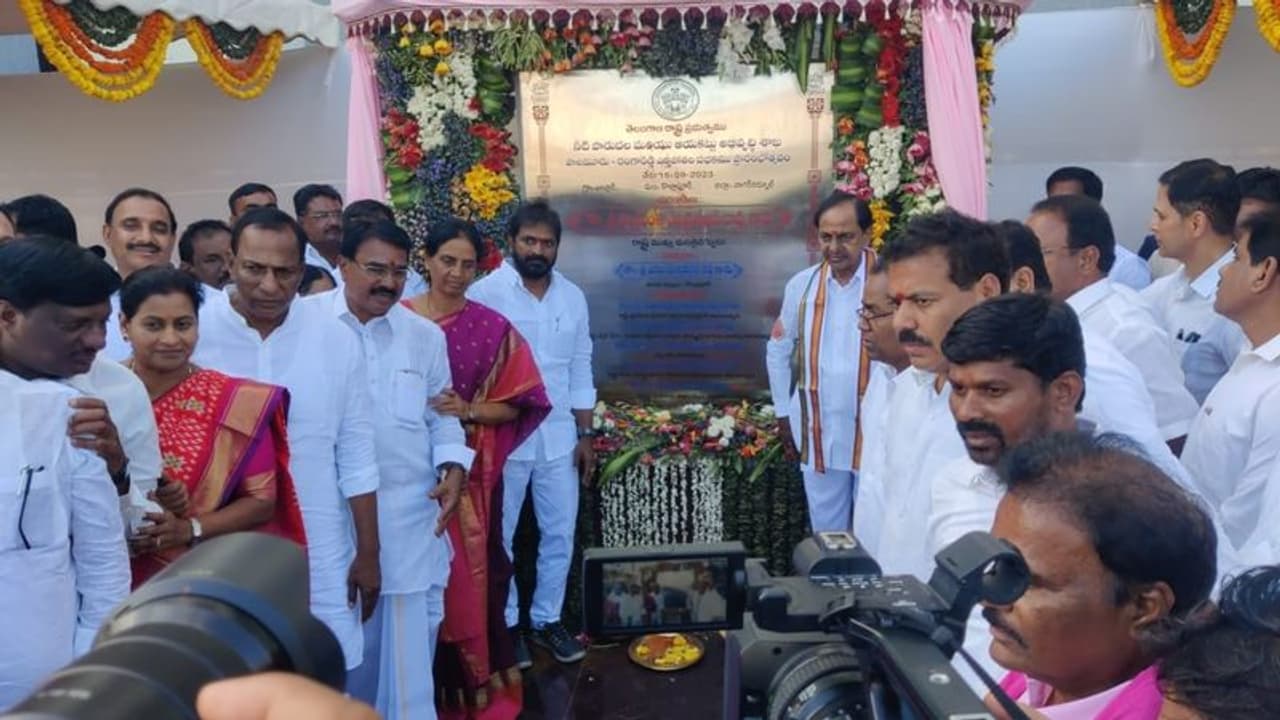 పాలమూరు రంగారెడ్డి ఎత్తిపోతల పథకం ప్రారంభించిన కేసీఆర్ పాలమూరు రంగారెడ్డి ఎత్తిపోతల పథకం ప్రారంభించిన కేసీఆర్