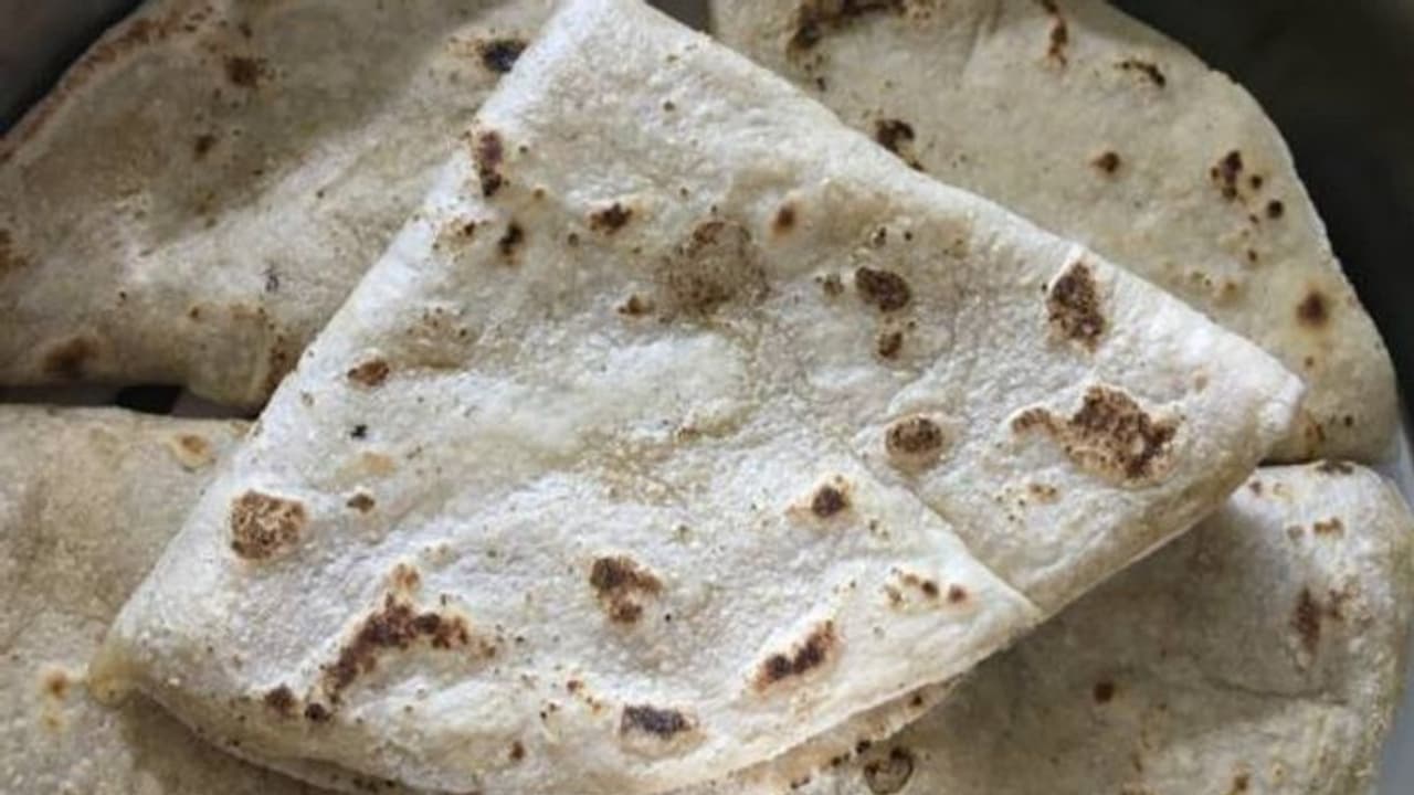 रोटी को सुपर मुलायम बनाने के लिए महिला ने शेयर किया ये आइडिया Viral Video