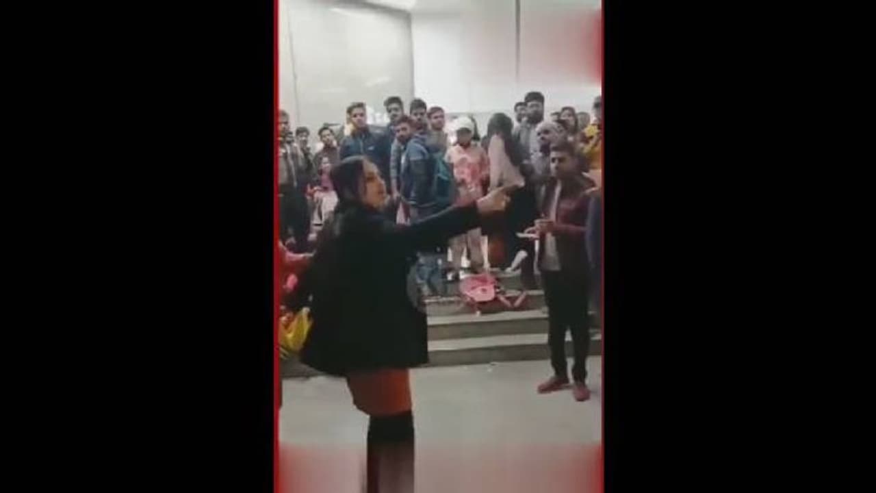 ഇത്തവണ മെട്രോ സ്റ്റേഷനിൽ ദമ്പതികളും അപരിചിതനും തമ്മിൽ മുട്ടനടി, കാണാൻ തിക്കിത്തിരക്കി ജനങ്ങൾ ഇത്തവണ മെട്രോ സ്റ്റേഷനിൽ ദമ്പതികളും അപരിചിതനും തമ്മിൽ മുട്ടനടി, കാണാൻ തിക്കിത്തിരക്കി ജനങ്ങൾ