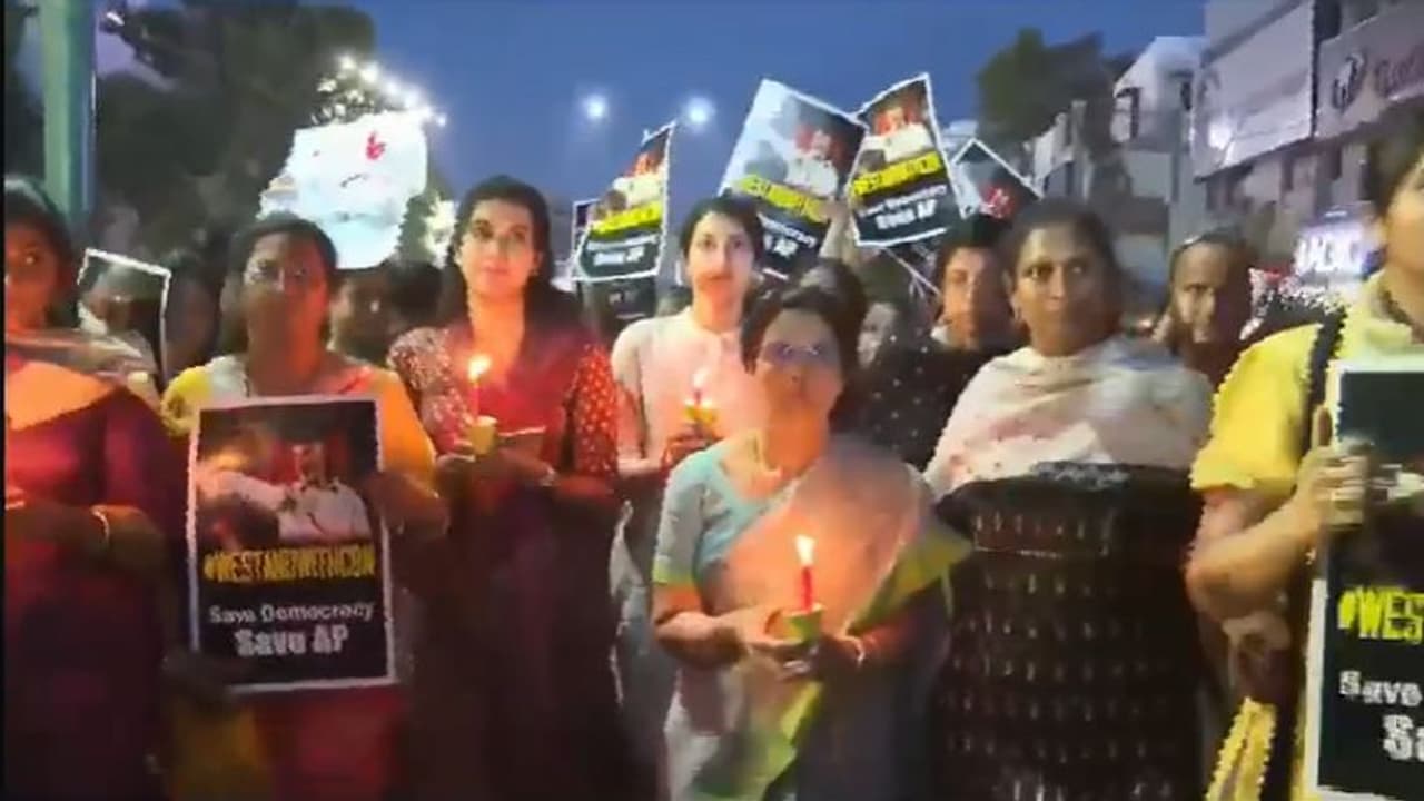 స్కిల్ డెవలప్మెంట్ స్కాం : చంద్రబాబు అరెస్ట్కు నిరసనగా భువనేశ్వరి, బ్రాహ్మణి కొవ్వొత్తుల ర్యాలీ స్కిల్ డెవలప్మెంట్ స్కాం : చంద్రబాబు అరెస్ట్కు నిరసనగా భువనేశ్వరి, బ్రాహ్మణి కొవ్వొత్తుల ర్యాలీ