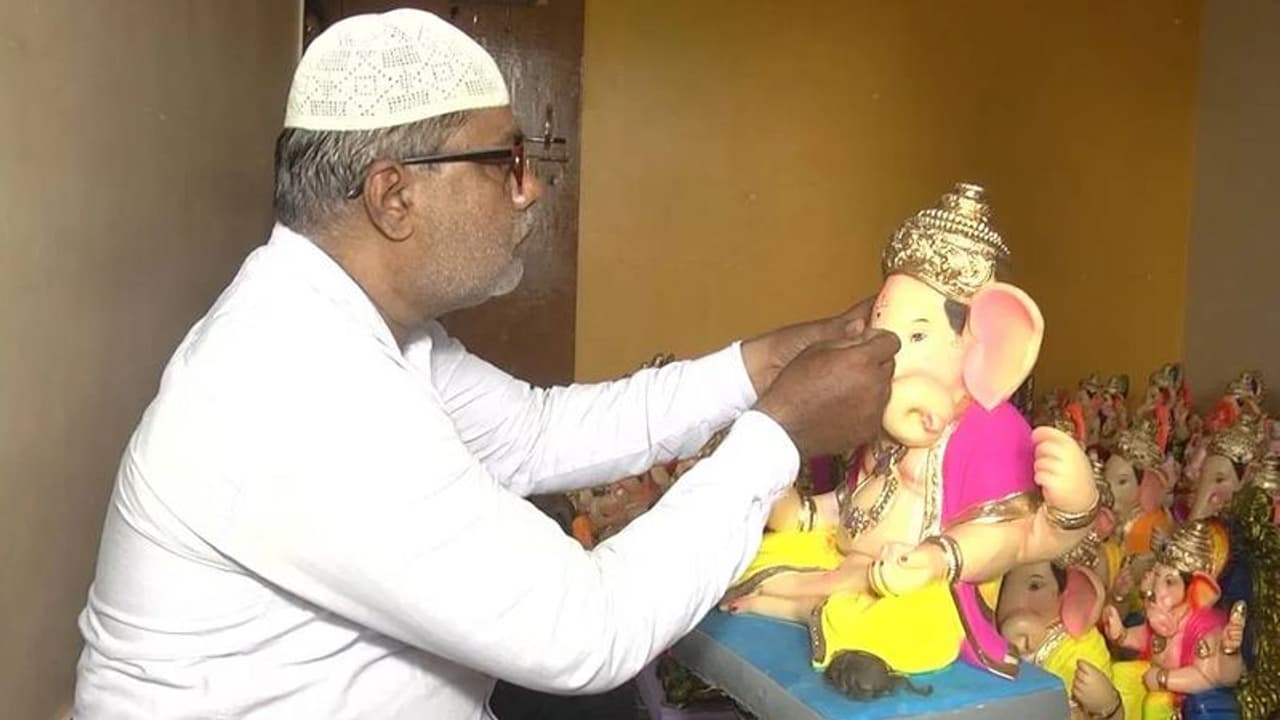 ಹಿಂದೂ ಮುಸ್ಲಿಂ ಭಾವೈಕ್ಯತೆ ಸಾರುತ್ತಿರುವ ಶಿಕ್ಷಕ: ಅಲ್ಹಾಭಕ್ಷ ಕೈಯಲ್ಲಿ ಅರಳಿವೆ ನೂರಾರು ಗಣಪ ವಿಗ್ರಹ!