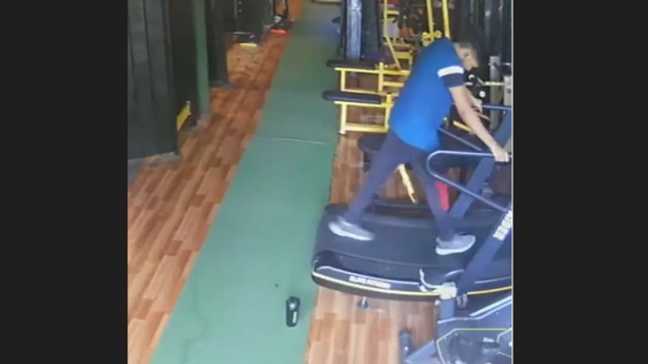 ജിമ്മിലെ ട്രെഡ്മില്ലില് വ്യായാമം ചെയ്യുന്നതിനിടെ വിദ്യാര്ത്ഥി കുഴഞ്ഞുവീണ് മരിച്ചു; മരണ കാരണം ഹൃദയാഘാതം ജിമ്മിലെ ട്രെഡ്മില്ലില് വ്യായാമം ചെയ്യുന്നതിനിടെ വിദ്യാര്ത്ഥി കുഴഞ്ഞുവീണ് മരിച്ചു; മരണ കാരണം ഹൃദയാഘാതം