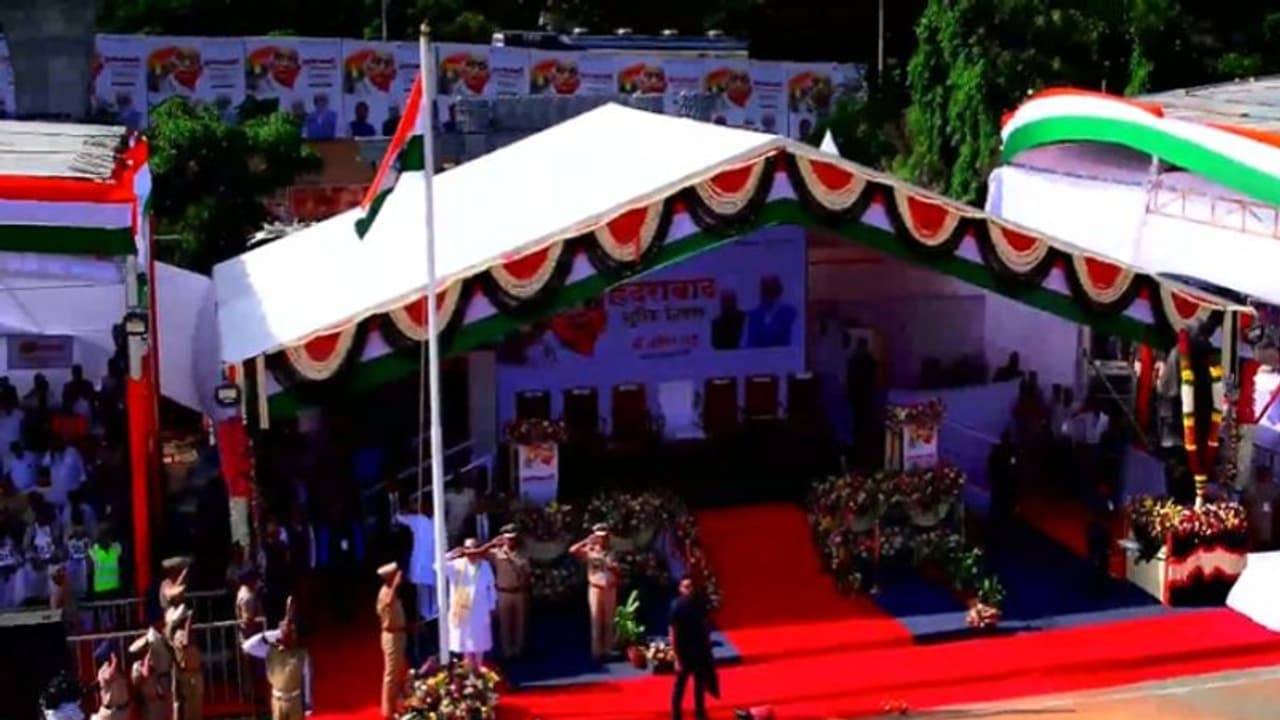 పరేడ్ గ్రౌండ్లో విమోచన ఉత్సవాల్లో అమిత్ షా.. వార్ మెమోరియల్ వద్ద నివాళులు, జాతీయ జెండా ఆవిష్కరణ.. పరేడ్ గ్రౌండ్లో విమోచన ఉత్సవాల్లో అమిత్ షా.. వార్ మెమోరియల్ వద్ద నివాళులు, జాతీయ జెండా ఆవిష్కరణ..