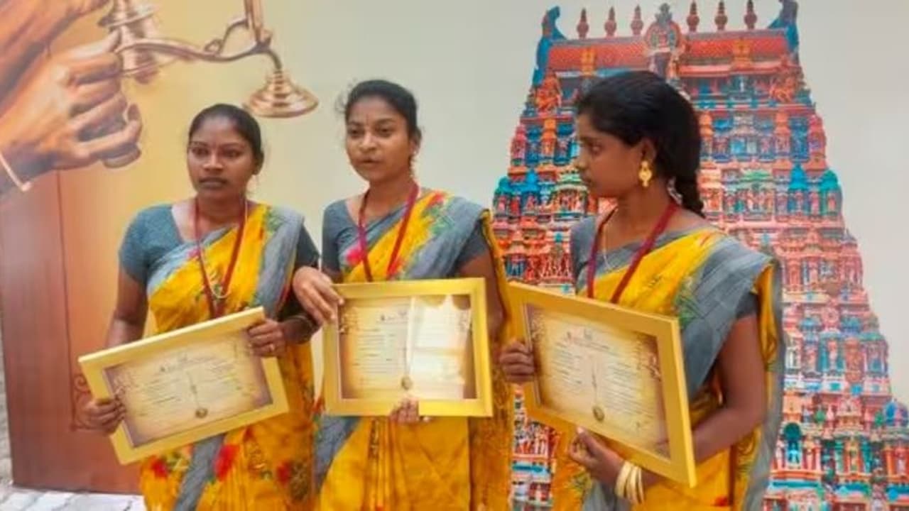 ತಮಿಳುನಾಡು ದೇಗುಲಕ್ಕಿನ್ನು ಮಹಿಳಾ ಅರ್ಚಕಿಯರು: ಪಿಇಟಿ ಯೋಜನೆಯಡಿ ಶಾಸ್ತ್ರ ಕಲಿತಿರುವ ಮಹಿಳೆಯರು ತಮಿಳುನಾಡು ದೇಗುಲಕ್ಕಿನ್ನು ಮಹಿಳಾ ಅರ್ಚಕಿಯರು: ಪಿಇಟಿ ಯೋಜನೆಯಡಿ ಶಾಸ್ತ್ರ ಕಲಿತಿರುವ ಮಹಿಳೆಯರು