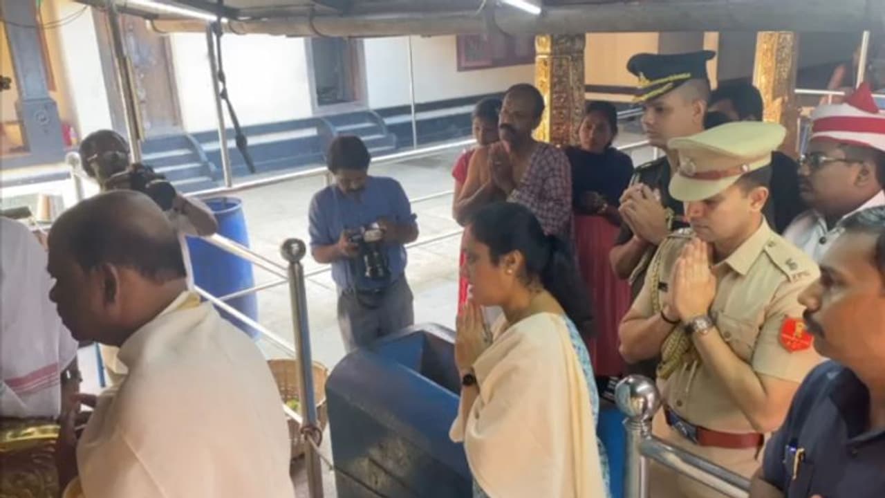 പ്രധാനമന്ത്രിക്കായി ചക്കുളത്തുകാവില് പ്രത്യേക പൂജ നടത്തി പശ്ചിമ ബംഗാൾ ഗവർണർ പ്രധാനമന്ത്രിക്കായി ചക്കുളത്തുകാവില് പ്രത്യേക പൂജ നടത്തി പശ്ചിമ ബംഗാൾ ഗവർണർ