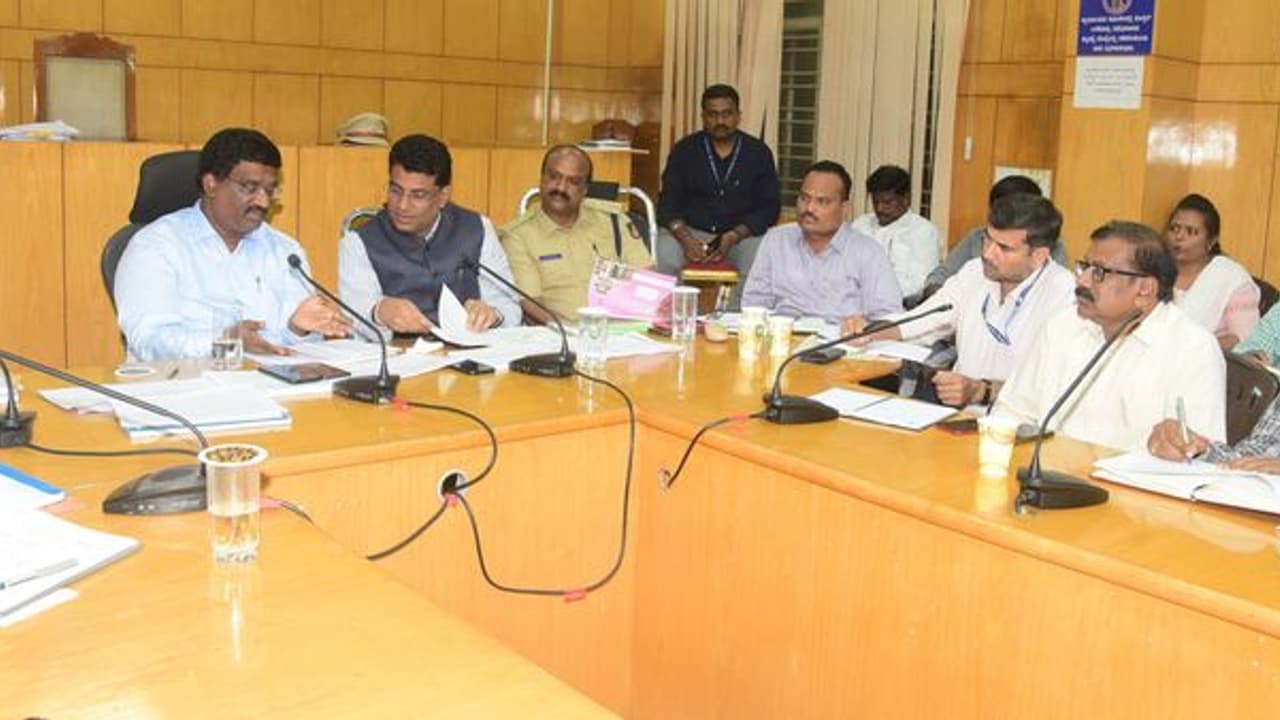 Tumakur : ಅಗತ್ಯ ಸೌಲಭ್ಯ ಕಲ್ಪಿಸದಿದ್ದರೆ ಕ್ರಮ: ಜಿಲ್ಲಾಧಿಕಾರಿ Tumakur : ಅಗತ್ಯ ಸೌಲಭ್ಯ ಕಲ್ಪಿಸದಿದ್ದರೆ ಕ್ರಮ: ಜಿಲ್ಲಾಧಿಕಾರಿ