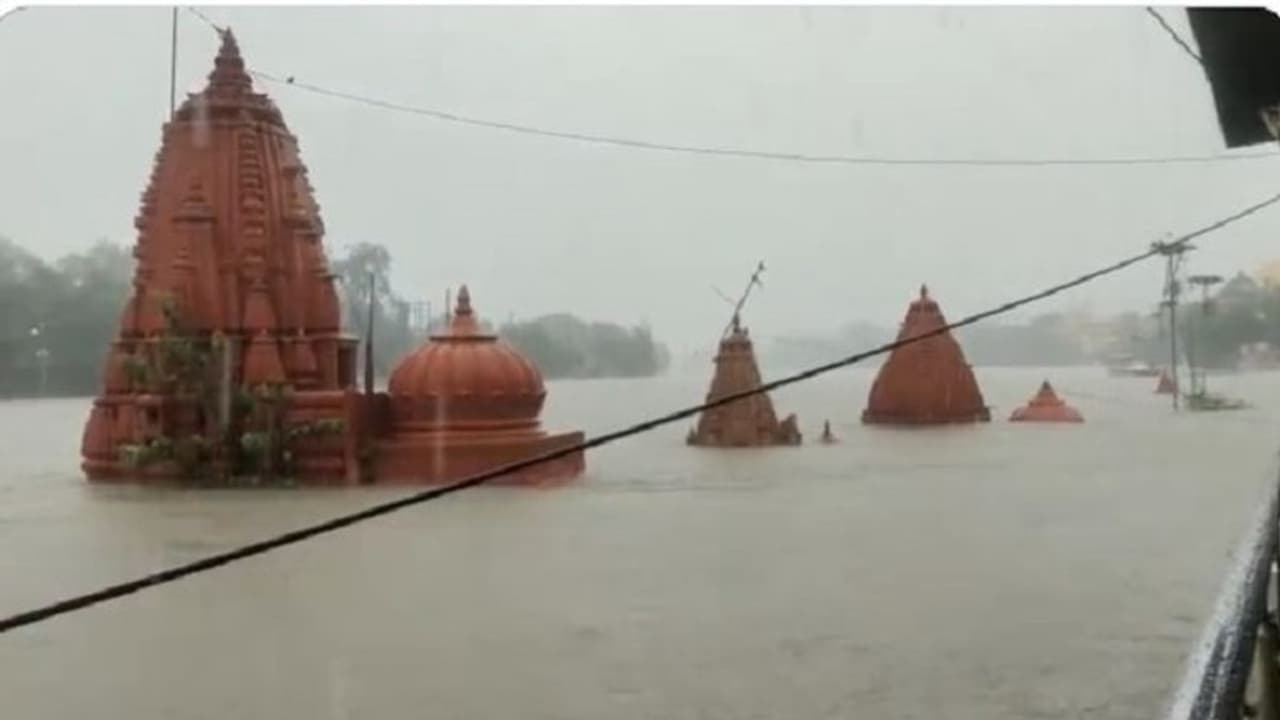 మధ్యప్రదేశ్ లో వరదలు.. ఉజ్జయినిలో నీట మునిగిన ఆలయాలు.. మధ్యప్రదేశ్ లో వరదలు.. ఉజ్జయినిలో నీట మునిగిన ఆలయాలు..