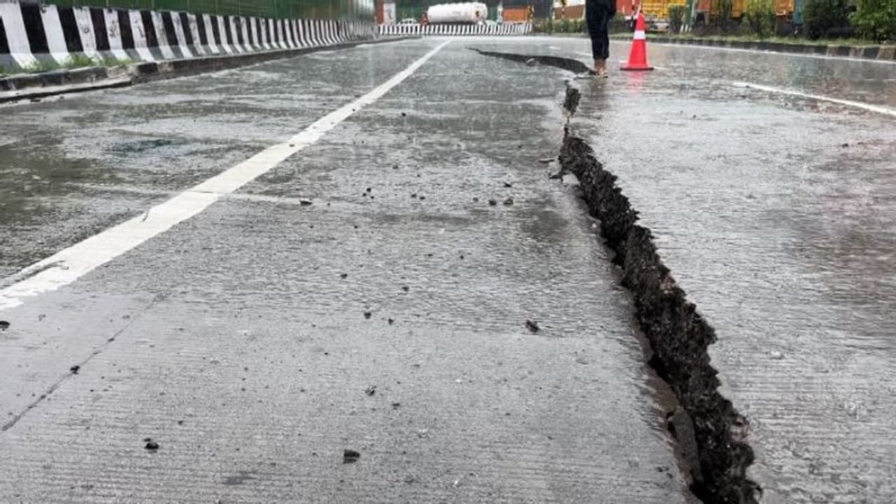 കനത്ത മഴ, രാജ്യത്തെ ആദ്യ ലൈറ്റ് ആൻഡ് സൗണ്ട് പ്രൂഫ് എലിവേറ്റഡ് റോഡില് വിള്ളല് കനത്ത മഴ, രാജ്യത്തെ ആദ്യ ലൈറ്റ് ആൻഡ് സൗണ്ട് പ്രൂഫ് എലിവേറ്റഡ് റോഡില് വിള്ളല്
