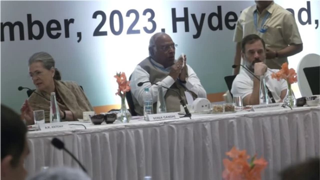 'മാറ്റം അനിവാര്യം, ജനം അത് ആഗ്രഹിക്കുന്നു' കോണ്ഗ്രസ് പ്രവര്ത്തക സമിതി യോഗം അവസാനിച്ചു 'മാറ്റം അനിവാര്യം, ജനം അത് ആഗ്രഹിക്കുന്നു' കോണ്ഗ്രസ് പ്രവര്ത്തക സമിതി യോഗം അവസാനിച്ചു