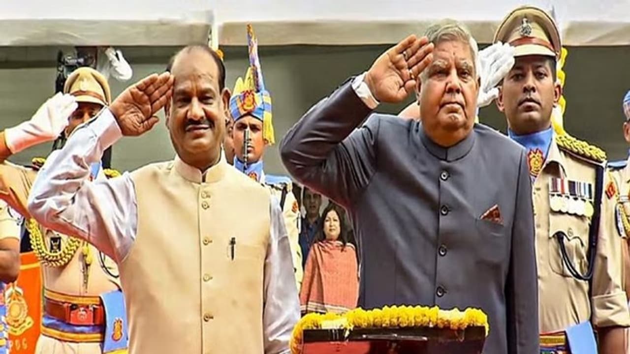 நாடாளுமன்ற சிறப்பு அமர்வு: புதிய கட்டிடத்தில் தேசியக் கொடியேற்றிய குடியரசு துணை தலைவர்! நாடாளுமன்ற சிறப்பு அமர்வு: புதிய கட்டிடத்தில் தேசியக் கொடியேற்றிய குடியரசு துணை தலைவர்!