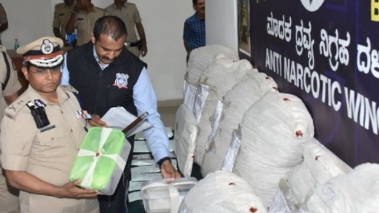 ബെംഗളൂരുവില് കോടികളുടെ വമ്പന് ലഹരിവേട്ട, പിടിച്ചെടുത്തവയില് പുതിയയിനം ലഹരിയും, പിടിയിലായവരില് മലയാളികളും ബെംഗളൂരുവില് കോടികളുടെ വമ്പന് ലഹരിവേട്ട, പിടിച്ചെടുത്തവയില് പുതിയയിനം ലഹരിയും, പിടിയിലായവരില് മലയാളികളും