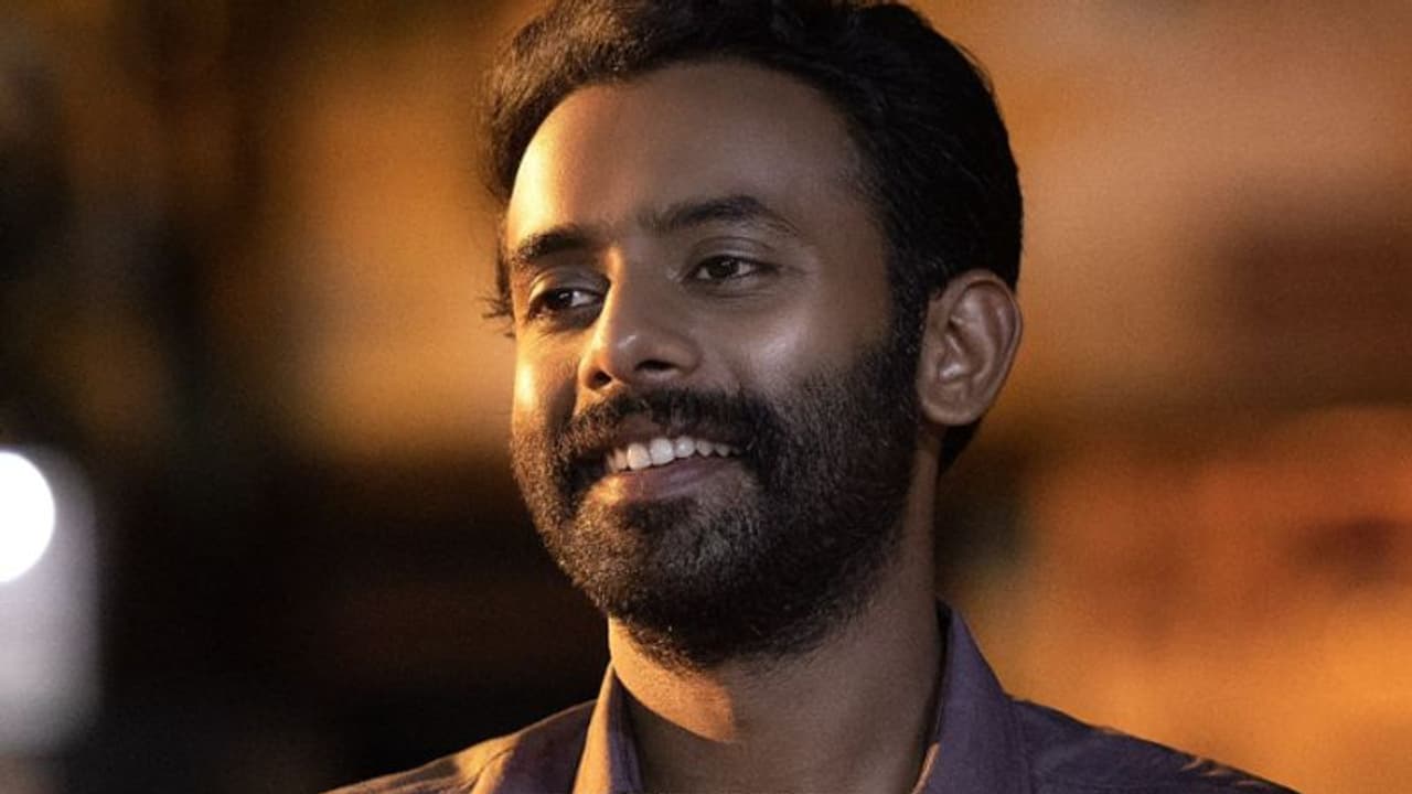 നമ്മളൊന്നിച്ചൊരു പിടിപിടിക്കും കൂടെ നിൽക്കോ? 'കൊടിപാറട്ടെ തെളിമാനത്ത്..' തീയുതിരും പാട്ടുമായി തീപ്പൊരി ബെന്നി നമ്മളൊന്നിച്ചൊരു പിടിപിടിക്കും കൂടെ നിൽക്കോ? 'കൊടിപാറട്ടെ തെളിമാനത്ത്..' തീയുതിരും പാട്ടുമായി തീപ്പൊരി ബെന്നി