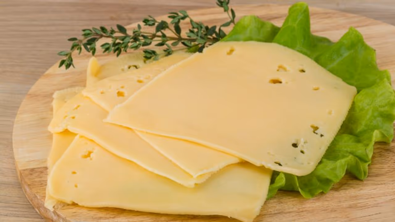 തലച്ചോറിന്റെ ആരോഗ്യത്തിന് ചീസ്; അറിയാം മറ്റ് ഗുണങ്ങള്... തലച്ചോറിന്റെ ആരോഗ്യത്തിന് ചീസ്; അറിയാം മറ്റ് ഗുണങ്ങള്...