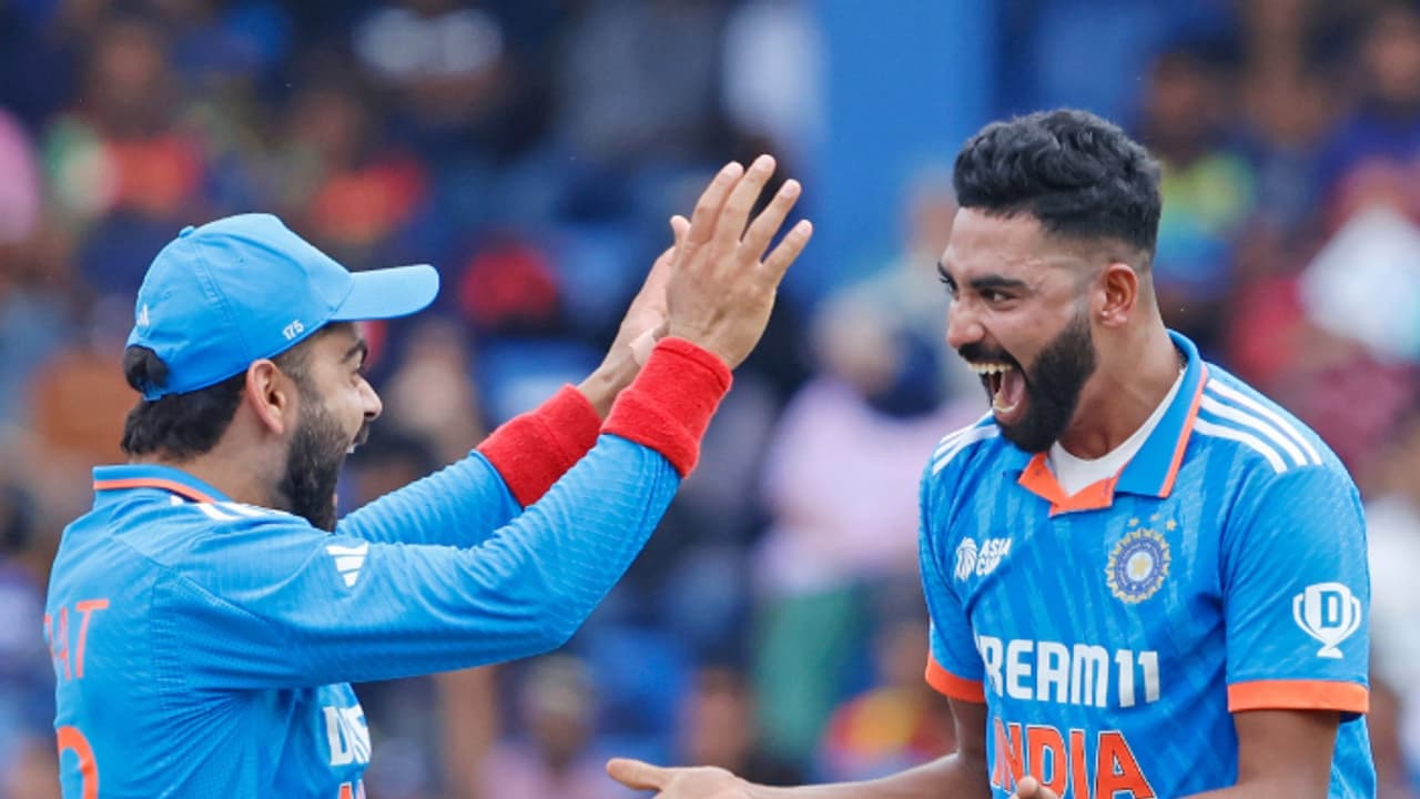 സിറാജിന് ആറ് വിക്കറ്റ്, ഹാര്ദിക്കിന് മൂന്ന്! ഏഷ്യാ കപ്പ് ഫൈനില് ഇന്ത്യക്ക് മുന്നില് ശ്രീലങ്ക തകര്ന്നു സിറാജിന് ആറ് വിക്കറ്റ്, ഹാര്ദിക്കിന് മൂന്ന്! ഏഷ്യാ കപ്പ് ഫൈനില് ഇന്ത്യക്ക് മുന്നില് ശ്രീലങ്ക തകര്ന്നു