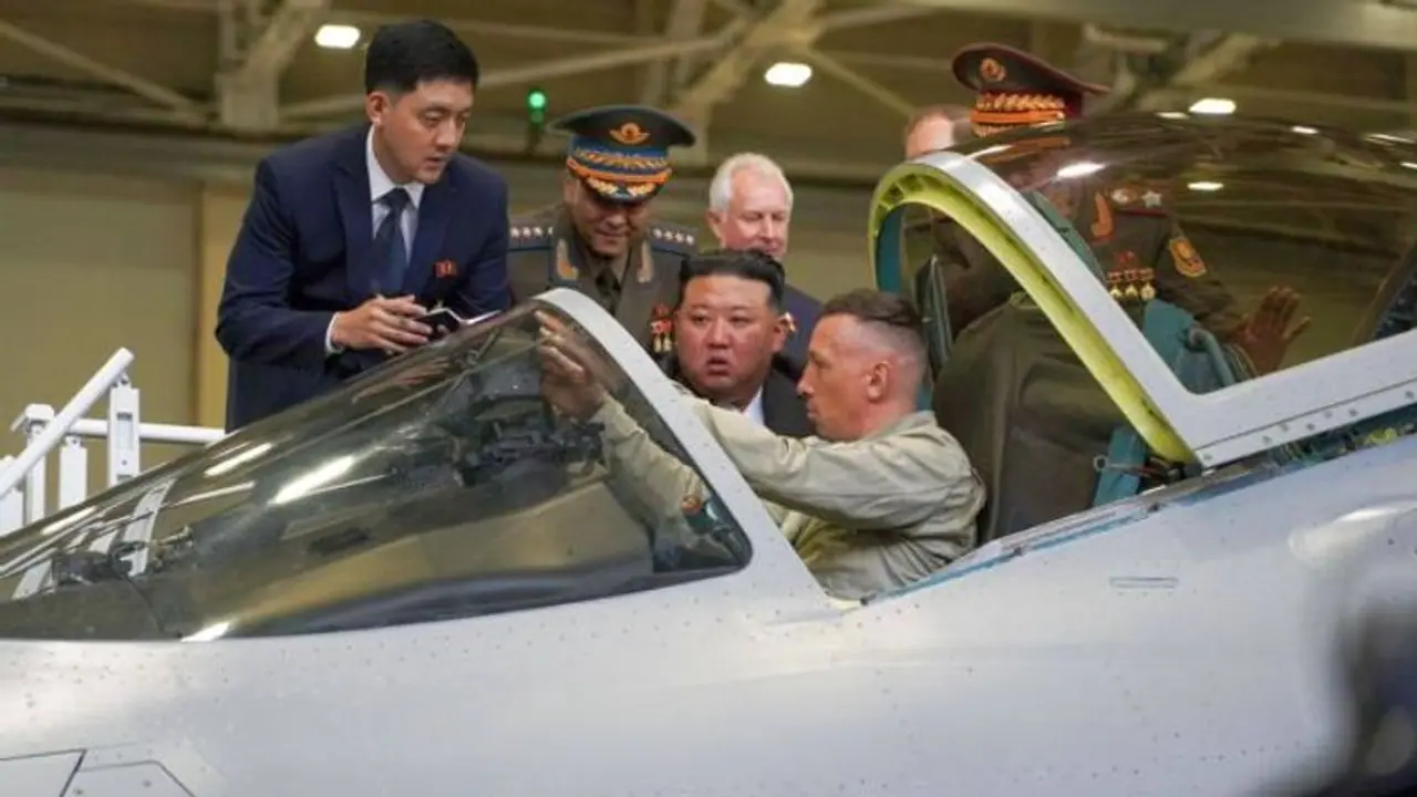 കിം റഷ്യയില് നിന്ന് മടങ്ങിയത് 'പൊട്ടിത്തെറി'ക്കുന്ന സമ്മാനങ്ങളുമായി; വന്നതും പോയതും ട്രെയിനില് കിം റഷ്യയില് നിന്ന് മടങ്ങിയത് 'പൊട്ടിത്തെറി'ക്കുന്ന സമ്മാനങ്ങളുമായി; വന്നതും പോയതും ട്രെയിനില്