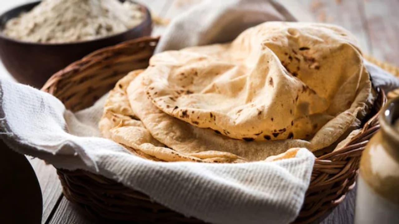 ചപ്പാത്തി സോഫ്ടാവാന് ഇത് മാത്രം ചേര്ത്താല് മതി; വൈറലായി വീഡിയോ ചപ്പാത്തി സോഫ്ടാവാന് ഇത് മാത്രം ചേര്ത്താല് മതി; വൈറലായി വീഡിയോ