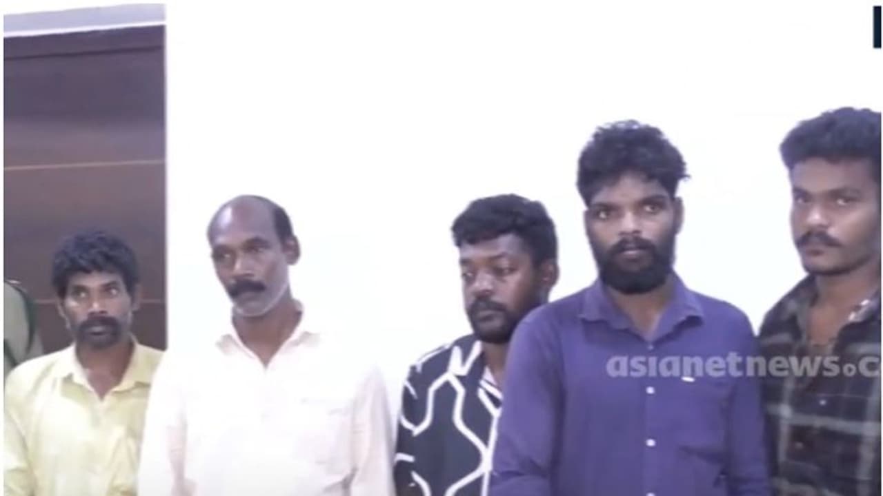 വനമേഖലയില് ചാക്കില്കെട്ടിയ നിലയില് ആനക്കൊമ്പ്; അഞ്ചുപേര് പിടിയില് വനമേഖലയില് ചാക്കില്കെട്ടിയ നിലയില് ആനക്കൊമ്പ്; അഞ്ചുപേര് പിടിയില്