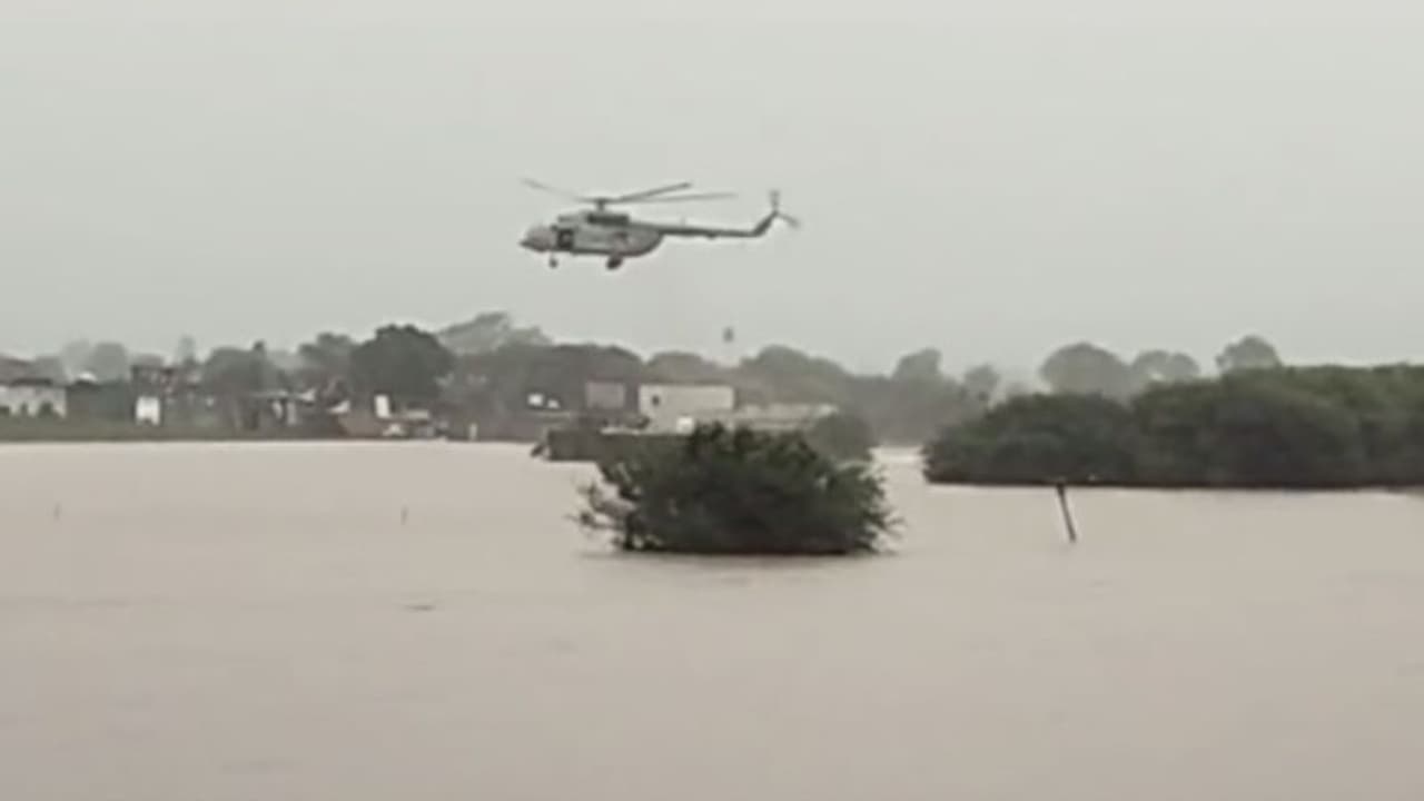 വീടിന് ചുറ്റും പ്രളയജലം, വഴികളെല്ലാം അടഞ്ഞു, ഒടുവില് മരണമുനമ്പില്നിന്നും അവരുടെ രക്ഷക്കായി ഹെലികോപ്ടറെത്തി വീടിന് ചുറ്റും പ്രളയജലം, വഴികളെല്ലാം അടഞ്ഞു, ഒടുവില് മരണമുനമ്പില്നിന്നും അവരുടെ രക്ഷക്കായി ഹെലികോപ്ടറെത്തി