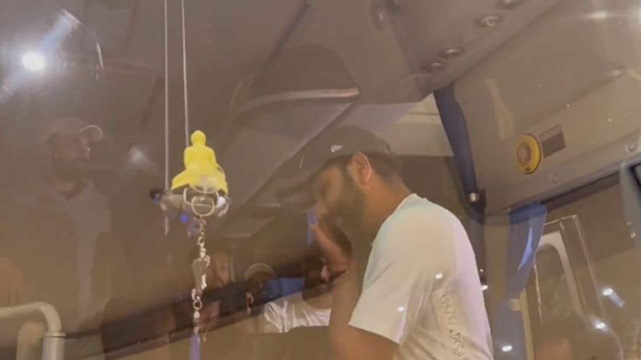 പാസ്പോർട്ട് ഹോട്ടലിൽ മറന്നുവെച്ചു, ബസില് കയറാനെത്തിയ രോഹിത്തിനെ കളിയാക്കി ഇന്ത്യൻ ടീം അംഗങ്ങൾ വീഡിയോ പാസ്പോർട്ട് ഹോട്ടലിൽ മറന്നുവെച്ചു, ബസില് കയറാനെത്തിയ രോഹിത്തിനെ കളിയാക്കി ഇന്ത്യൻ ടീം അംഗങ്ങൾ വീഡിയോ