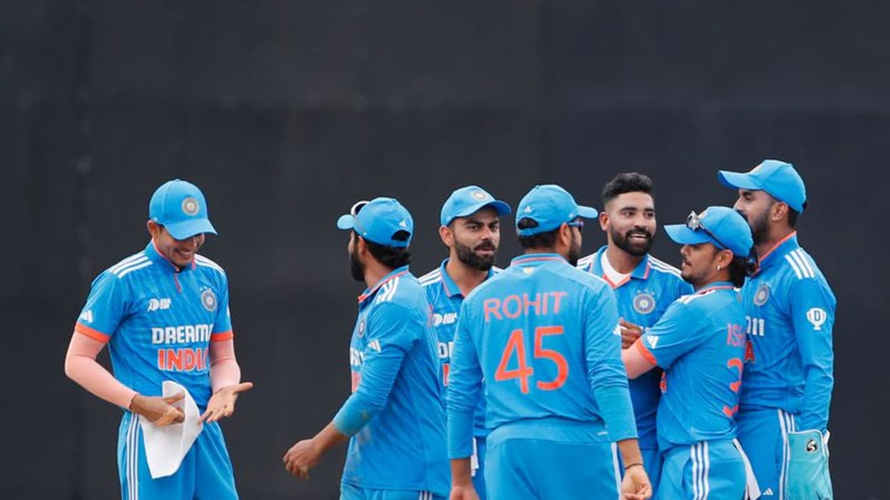 തുടര്ച്ചയായി 10 ഓവറും ബൗൾ ചെയ്യാമെന്ന് സിറാജ് പറഞ്ഞു, പക്ഷെ അയാള് തടഞ്ഞു; വെളിപ്പെടുത്തി രോഹിത് ശർമ തുടര്ച്ചയായി 10 ഓവറും ബൗൾ ചെയ്യാമെന്ന് സിറാജ് പറഞ്ഞു, പക്ഷെ അയാള് തടഞ്ഞു; വെളിപ്പെടുത്തി രോഹിത് ശർമ