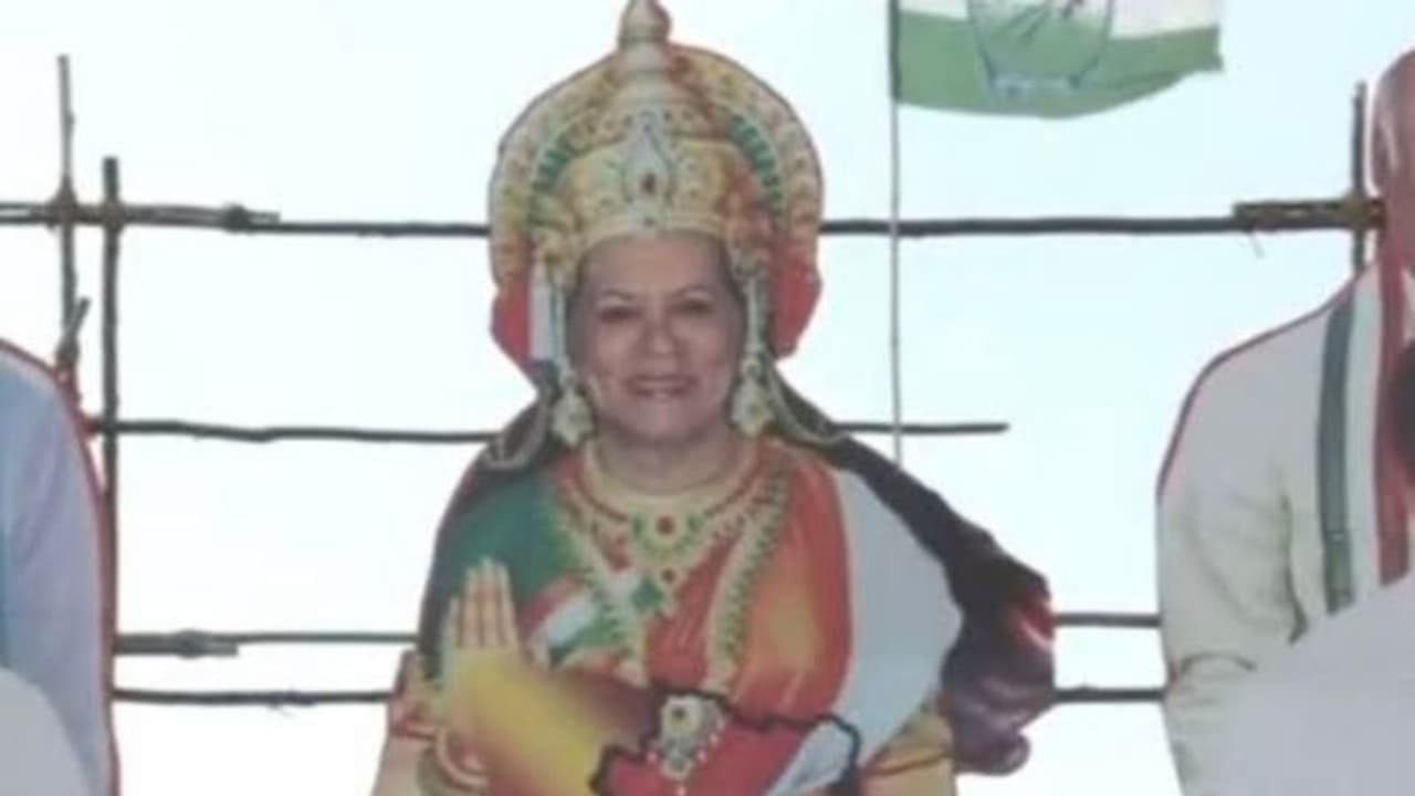 சோனியா காந்தியை பாரத மாதா போல் சித்தரிக்கும் கட்அவுட்! காங்கிரசுக்கு பாஜக கடும் கண்டனம்!