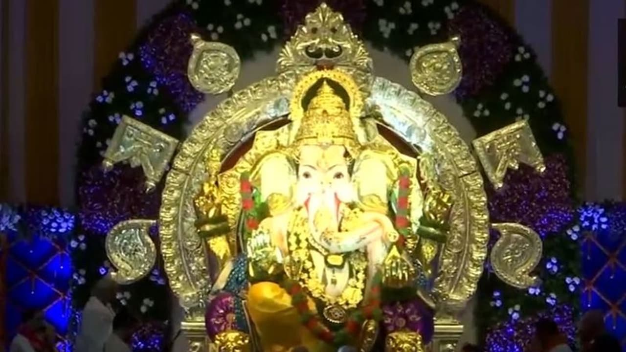 ದೇಶದ ಅತೀ ಶ್ರೀಮಂತ ಗಣಪನಿಗೆ ಈ ಬಾರಿ 360 ಕೋಟಿಯ ವಿಮೆ: 69 ಕೆಜಿ ಚಿನ್ನ, 336 ಕೆಜಿ ಬೆಳ್ಳಿಯ ಅಲಂಕಾರ 