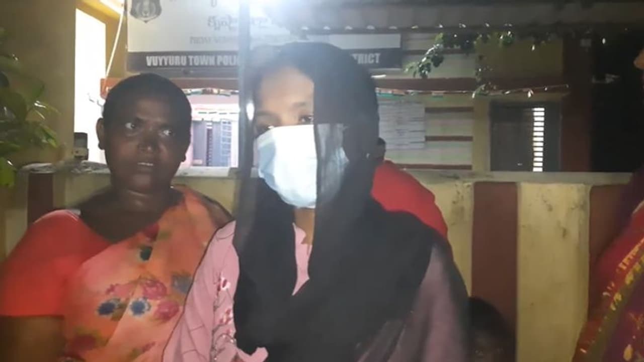 ఉయ్యూరులో దారుణం... మహిళా వాలంటీర్ పై వైసిపి నేత లైంగిక వేధింపులు (వీడియో) ఉయ్యూరులో దారుణం... మహిళా వాలంటీర్ పై వైసిపి నేత లైంగిక వేధింపులు (వీడియో)