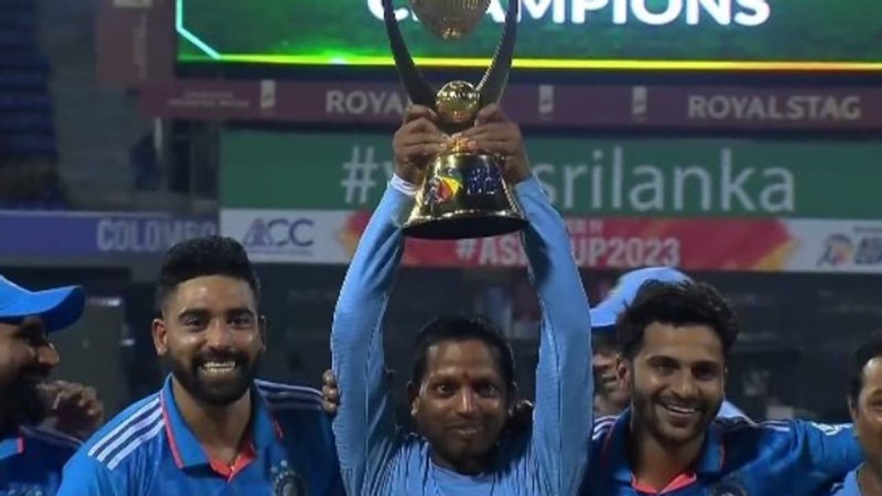 രോഹിത് ഏഷ്യാ കപ്പ് കൈമാറിയ 'മിസ്റ്ററി മാന്' ആരാണ്? എന്തിനിത്ര പരിഗണന? സച്ചിനും ദ്രാവിഡുമായി അടുത്ത ബന്ധം! രോഹിത് ഏഷ്യാ കപ്പ് കൈമാറിയ 'മിസ്റ്ററി മാന്' ആരാണ്? എന്തിനിത്ര പരിഗണന? സച്ചിനും ദ്രാവിഡുമായി അടുത്ത ബന്ധം!