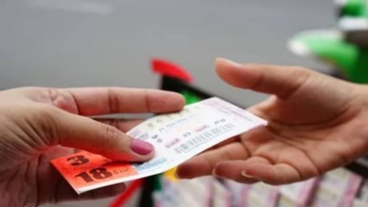 ലോട്ടറിയടിച്ചത് 42 കോടി, ഭാര്യയ്ക്ക് സമ്മാനമായി കൊണ്ടുവന്നത് ഇത് മാത്രമോ?