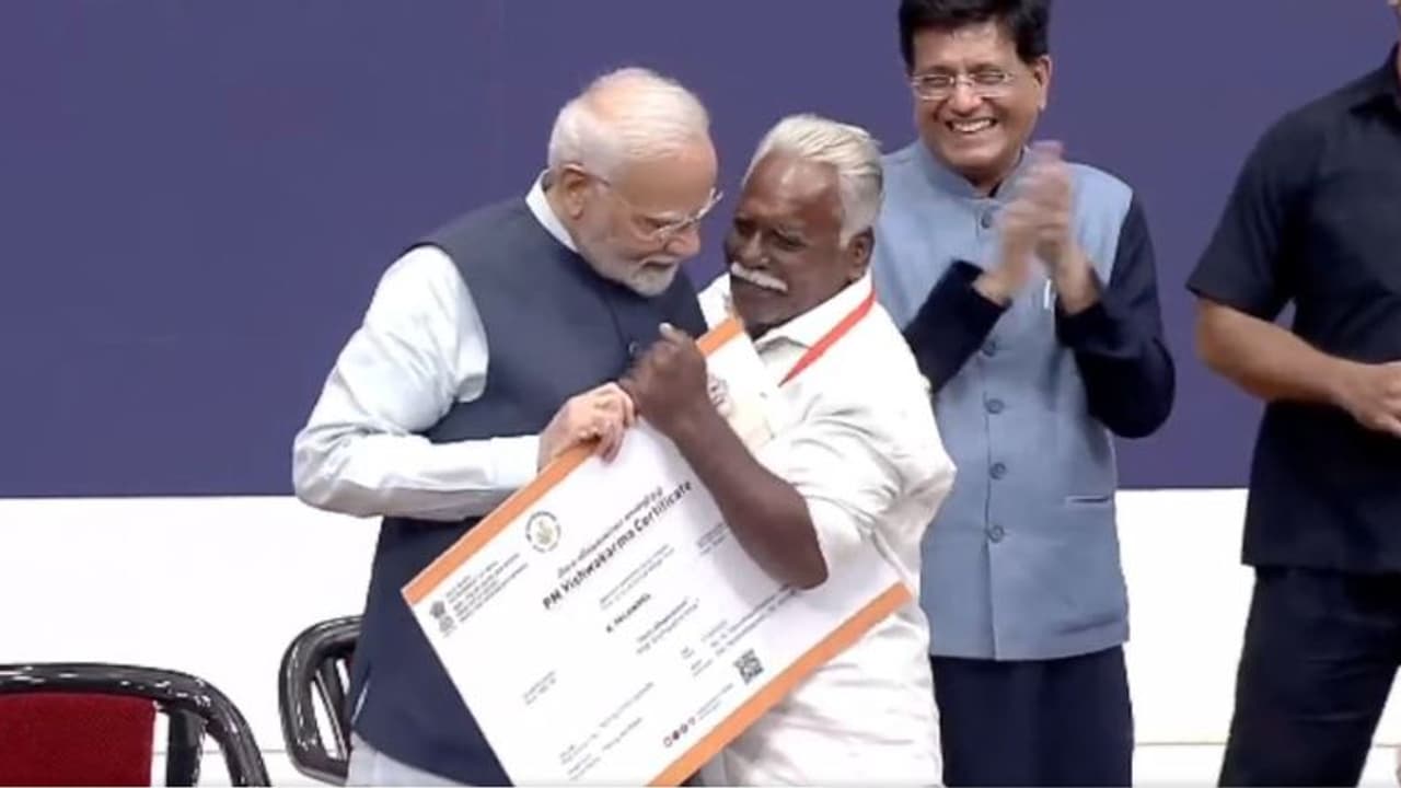 ಪ್ರಧಾನಿ ಮೋದಿ ತಬ್ಬಿಕೊಂಡು ಭಾವುಕರಾದ ಮೀನು ಬಲೆ ನೇಯ್ಗೆಕಾರ, ವಿಡಿಯೋ ವೈರಲ್!