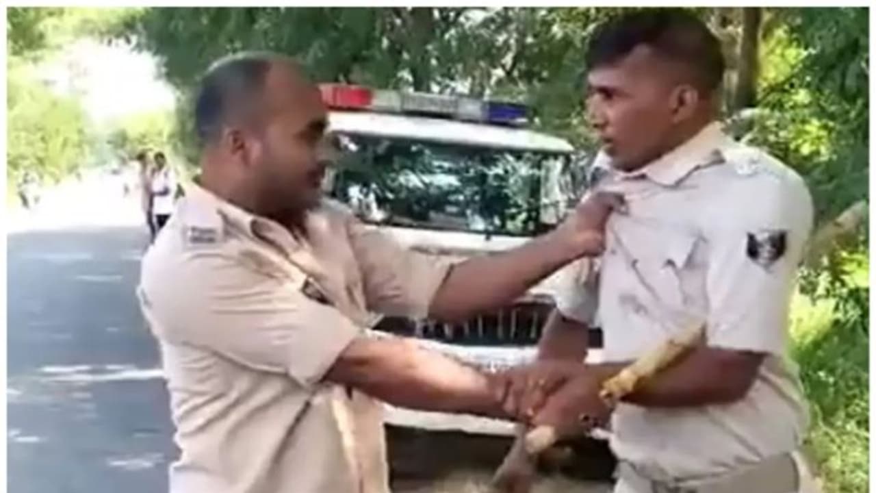 നടുറോഡില്‍ വണ്ടി നിര്‍ത്തി പൊലീസുകാരുടെ തമ്മിലടി; വീഡിയോ വൈറല്‍, നടപടിയെടുത്തെന്ന് അധികൃതര്‍