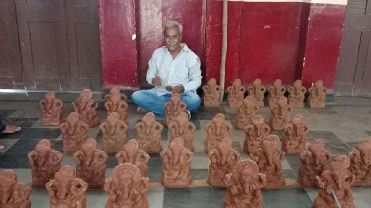 ಜನರಲ್ಲಿ ಪರಿಸರ ಜಾಗೃತಿ ಮೂಡಿಸುತ್ತಿದೆ ಗಣೇಶ ಮಹಾಮಂಡಳ: ಉಚಿತವಾಗಿ ಮಣ್ಣಿನ ಗಣಪ ವಿತರಣೆ! ಜನರಲ್ಲಿ ಪರಿಸರ ಜಾಗೃತಿ ಮೂಡಿಸುತ್ತಿದೆ ಗಣೇಶ ಮಹಾಮಂಡಳ: ಉಚಿತವಾಗಿ ಮಣ್ಣಿನ ಗಣಪ ವಿತರಣೆ!