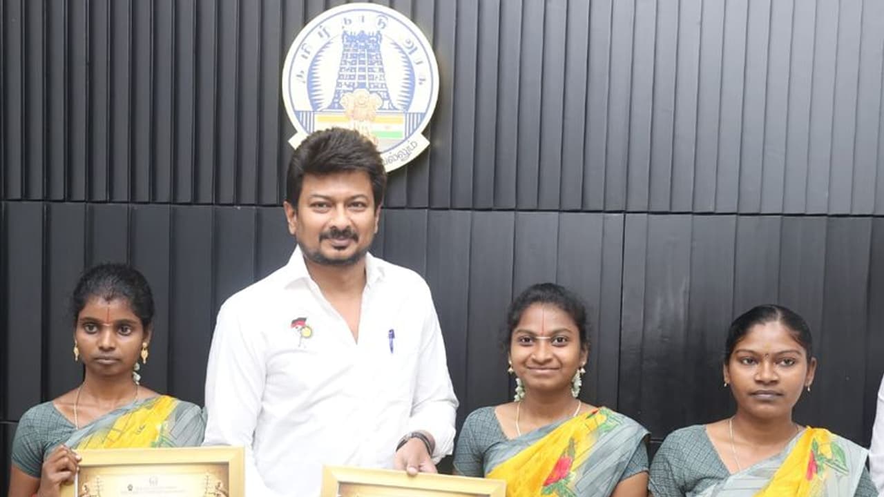 அர்ச்சகர் பயிற்சியை முடித்த பெண்களுக்கு ஸ்மார்ட்போன், ரூ.25,000 நிதியுதவி வழங்கிய அமைச்சர் உதயநிதி ஸ்டாலின்