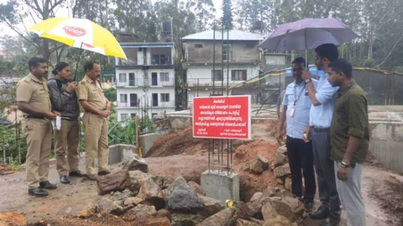 അവധി മുതലാക്കി സര്‍ക്കാർ സ്ഥലത്ത് നിർമാണം, അനുമതിയില്ല, ഉടമകൾ ആരാണെന്ന് അറിയില്ല; ബോർഡ് സ്ഥാപിച്ച് പഞ്ചായത്ത്