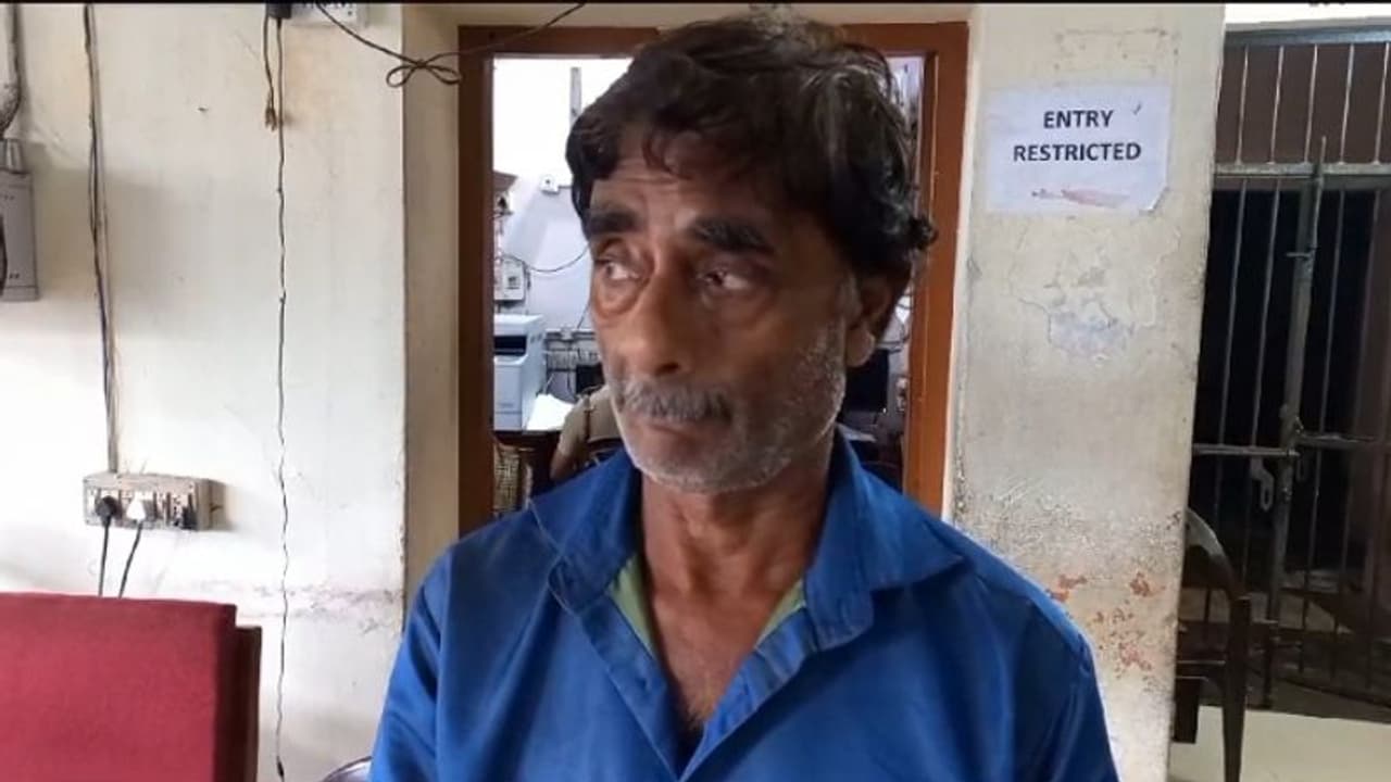 മാതാപിതാക്കൾ ജോലിക്ക് പോയ സമയത്ത് ഫ്ളാറ്റിലെത്തി പെൺകുട്ടിയെ പീഡിപ്പിച്ചു; 60കാരന് അറസ്റ്റില് മാതാപിതാക്കൾ ജോലിക്ക് പോയ സമയത്ത് ഫ്ളാറ്റിലെത്തി പെൺകുട്ടിയെ പീഡിപ്പിച്ചു; 60കാരന് അറസ്റ്റില്