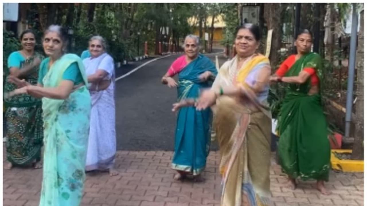 'ഹൃദയം കീഴടക്കി....'; നേപ്പാളി ഗാനത്തിന് ചുവട് വയ്ക്കുന്ന മുത്തശ്ശിമാര്; കാണാം വൈറല് വീഡിയോ ! 'ഹൃദയം കീഴടക്കി....'; നേപ്പാളി ഗാനത്തിന് ചുവട് വയ്ക്കുന്ന മുത്തശ്ശിമാര്; കാണാം വൈറല് വീഡിയോ !