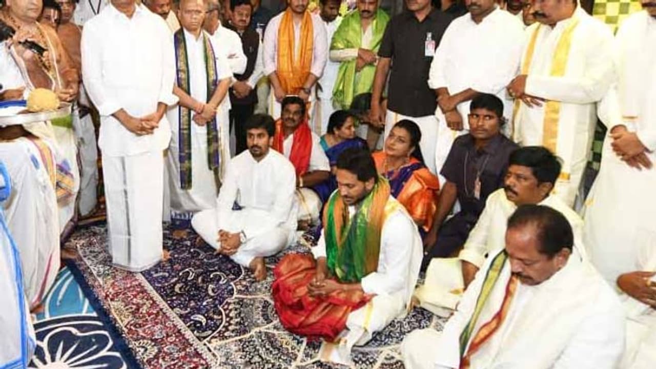 తిరుమలలో జగన్ టూర్: వెంకన్నకు ప్రత్యేక పూజలు తిరుమలలో జగన్ టూర్: వెంకన్నకు ప్రత్యేక పూజలు